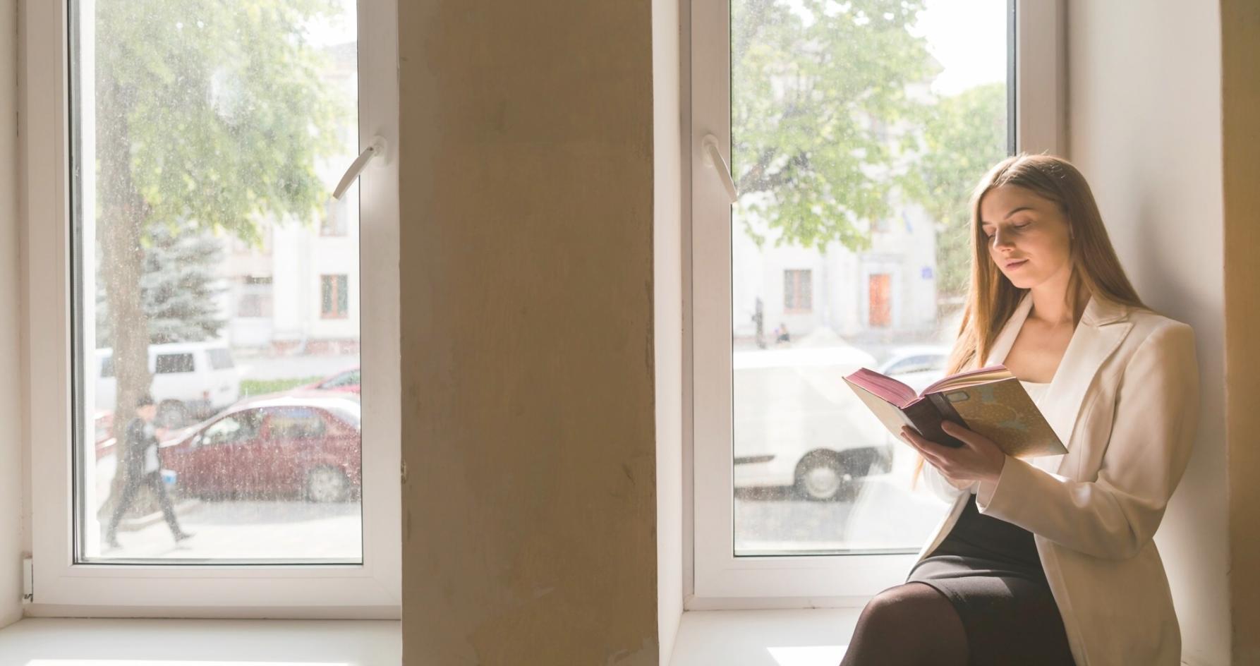 Profesionales en sesión de entrenamiento financiero