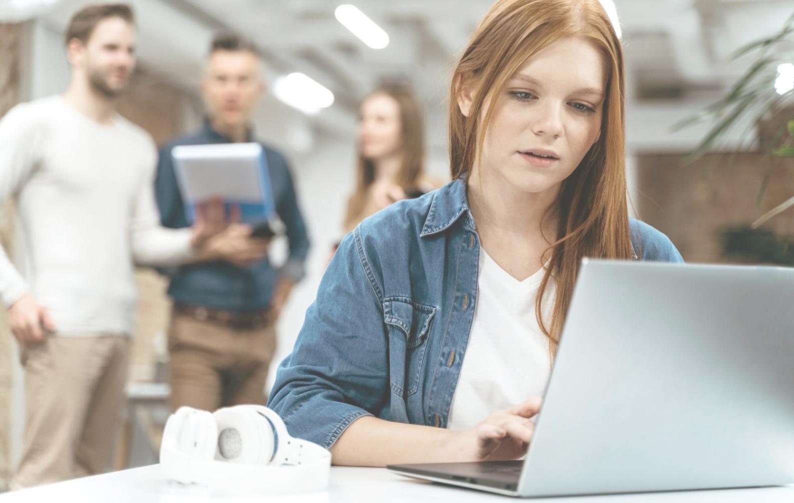 Profesionales analizando estrategias financieras en entorno empresarial