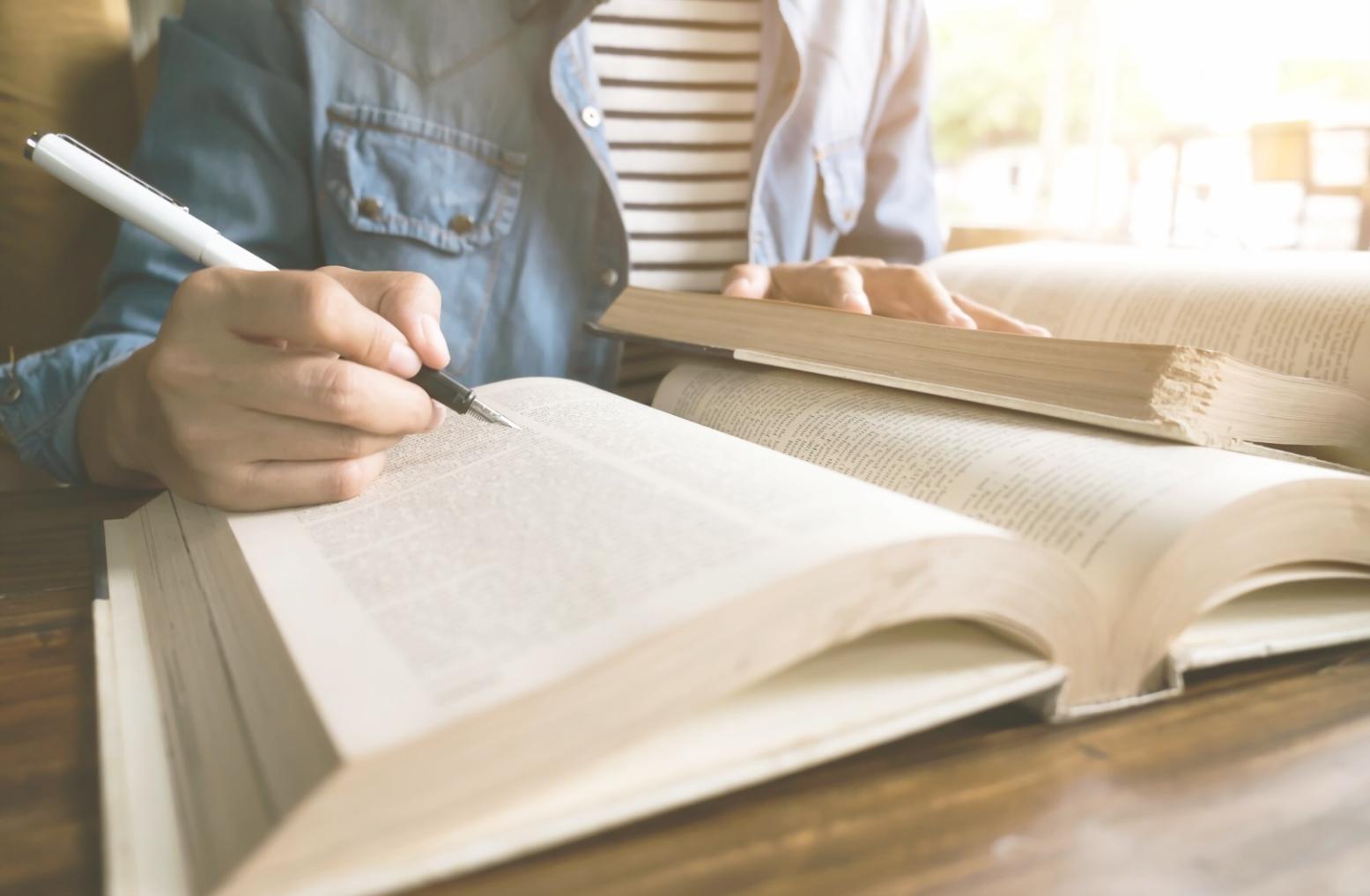 Profesionales en sesión de formación financiera