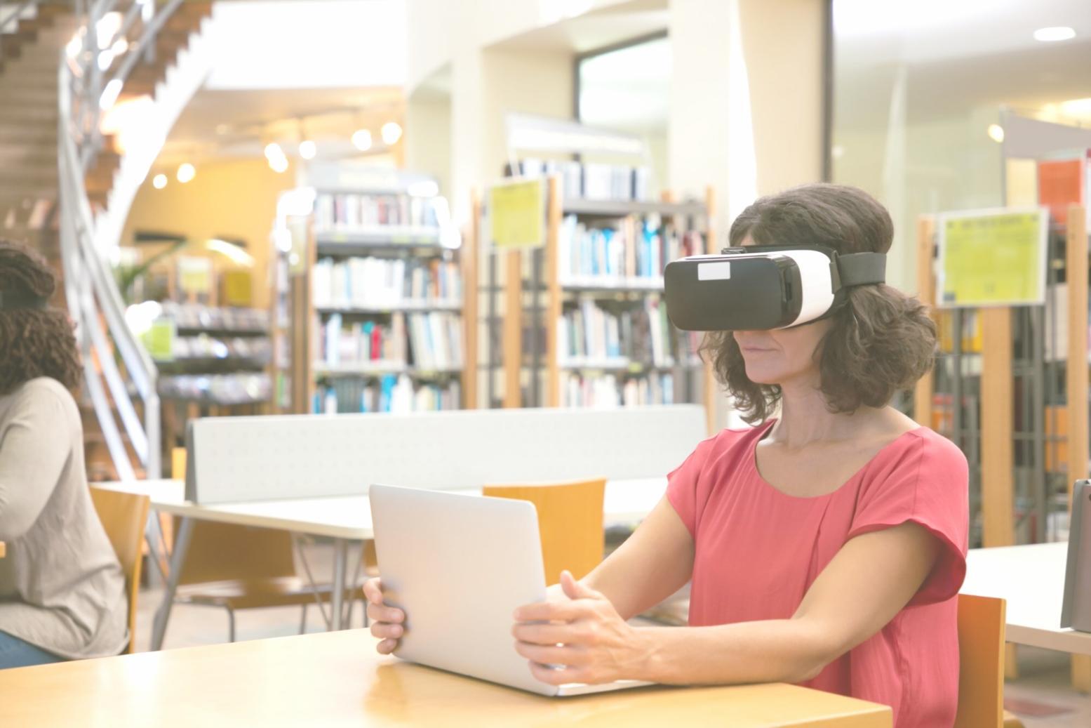 Equipo de trabajo analizando datos financieros